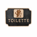 Panneau de porte toilette en bois gravé avec illustration de chat humoristique sur les WC, plaque décorative découpée et gravée au laser.