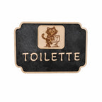 Panneau de porte toilette en bois gravé avec illustration de chat humoristique sur les WC, plaque décorative découpée et gravée au laser.