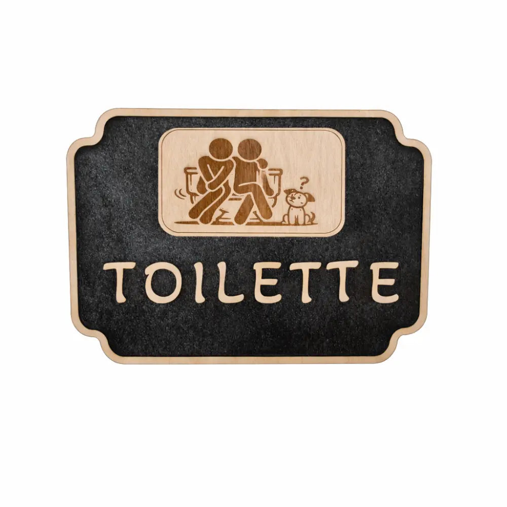 Panneau de porte WC bois gravé avec illustration humoristique d’un couple et d’un chien curieux, plaque toilette décorative en bois.
