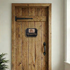 Panneau de porte WC bois gravé installé sur une porte en bois, plaque toilette décorative humoristique avec couple et chien.